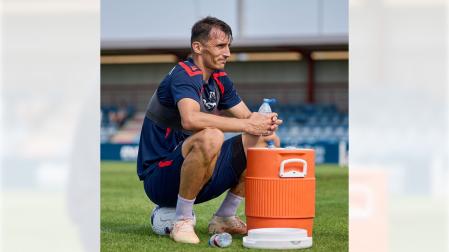 Ante Budimir, sentado sobre un balón