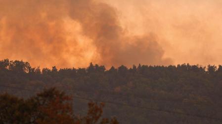 El flanco derecho del incendio declarado el lunes en las Peñas de Riglos (Huesca), que ya abarca más de 16.000 hectáreas, es la zona que más preocupa al operativo que trabaja para extinguir el fuego