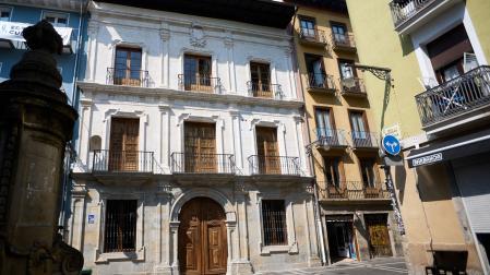 Fachada renovada del Palacio de Rozalejo.