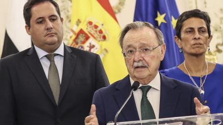 El presidente de la Ciudad Autónoma de Ceuta, Juan Jesús Vivas (c), este lunes, en compañía de varios miembros del ejecutivo local