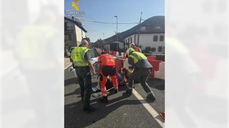 Agentes de la Guardia Civil y efectivos sanitarios, en el lugar del suceso