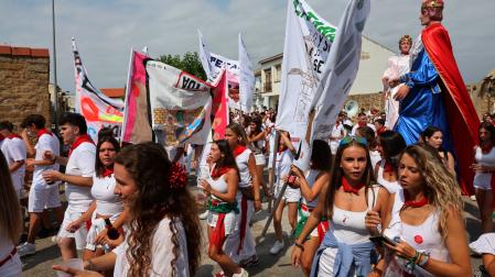 Jóvenes de Mélida disfrutando del día del cohete del año pasado.