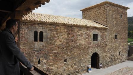 Dos personas contemplan desde un mirador el acceso al Palacio de Arce.