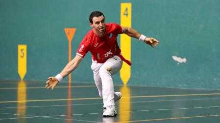 Jokin Altuna durante el partido de pelota en Estella