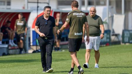 Braulio Vázquez y Cata saludan al técnico Ramis en una sesión anterior