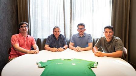 Miguel Ángel Maeztu, Esteban Iturbe, Asier Cotelo y Aaron Ortiz posan con la camiseta verde