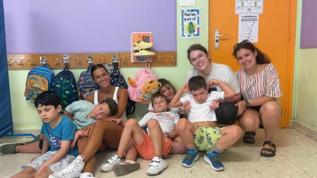 Alumnos, profesionales y voluntarios, en la Escuela de Verano de la Asociación Navarra de Autismo (ANA), esta semana.