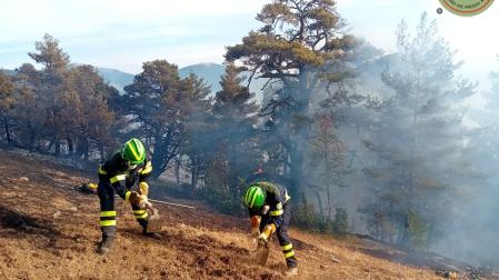 Dos efectivos trabajan en las tareas de extinción del incendio de Urzainqui