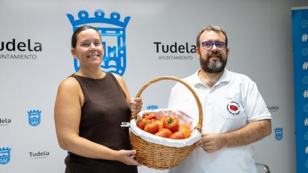 La concejala Irune García y el cocinero y responsable de la Cofradía del Tomate Feo de Tudela Luis Salcedo