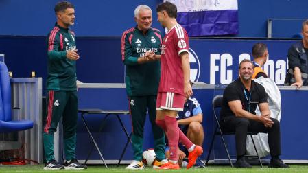 Mourinho junto a Valverde en un partido amistoso
