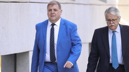 Juan Manuel Serrano (i), exjefe de gabinete de Pedro Sánchez en el PSOE y expresidente de Correos, a su llegada a la Audiencia Nacional