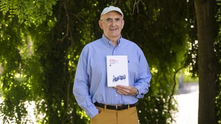 Josetxo Beriain, con el libro del que es autor, en el campus de la UPNA