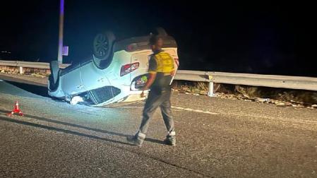 Uno de los vehículos quedó volcado sobre la carretera