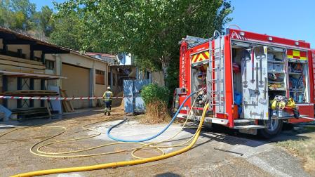 Los bomberos han extinguido el incendio, cuya propagación había evitado el propio personal de la empresa