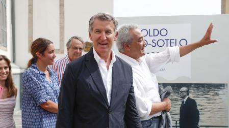 El líder del PP, Alberto Núñez Feijóo, visita la exposición fotográfica dedicada a Leopoldo Calvo-Sotelo con motivo del centenario de su nacimiento en Ribadeo, este martes