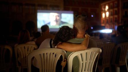 Una pareja disfruta de la película ‘Marco’ en el cine de verano de este lunes en la plaza San Francisco.