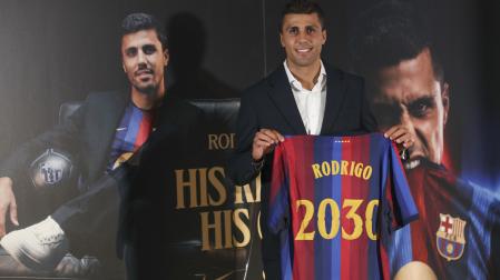 Rodri posa para los medios de comunicación como nuevo jugador azulgrana