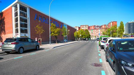 Nuevo aparcamiento en batería en la calle Sebastián de Albero, con las plazas prepintadas de la zona azul