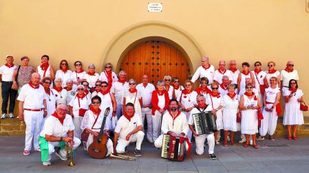 Los auroros de Tafalla instantes antes de comenzar la ronda que les llevó a amenizar el mediodía por las calles