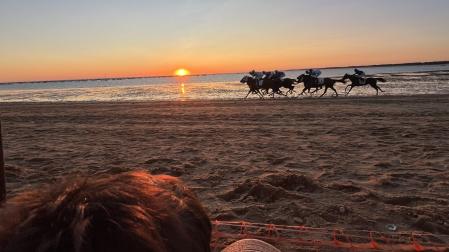 Martín, hijo mayor de Joseba Eceolaza, contemplando las carreras de caballos en la playa
