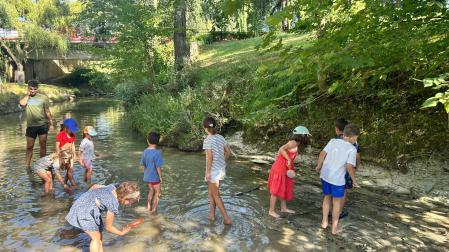 Niños y niñas en el río Sadar durante una de las actividades del programa enfocado en la naturaleza