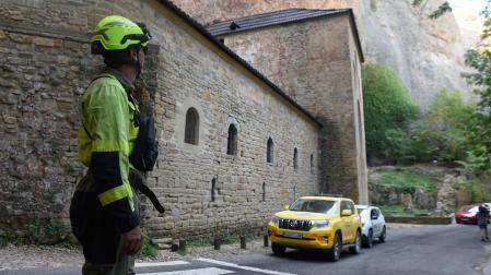 Bomberos trabajan en la extinción del incendio que comenzó en Las Peñas de Riglos, este martes, en la zona de los monasterios nuevo y viejo de San Juan de La Peña