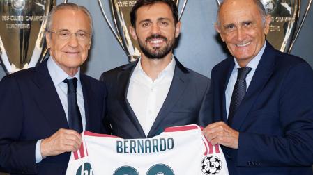 Bernardo Silva posa junto a a Florentino Pérez, presidente del Real Madrid, y Pirri, presidente de honor del club blanco
