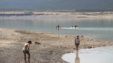 *A: Irati Aizpurua San Román *F: 19-08-26 *T: Fotos para apertura sobre embalses, de carácter lúdico y del nivel del agua. *L: Embalse de Yesa