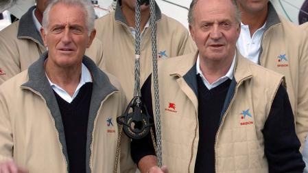El rey Juan Carlos, acompañado del armador Josep Cusí a bordo del Bribón, en una fotografía de 2004