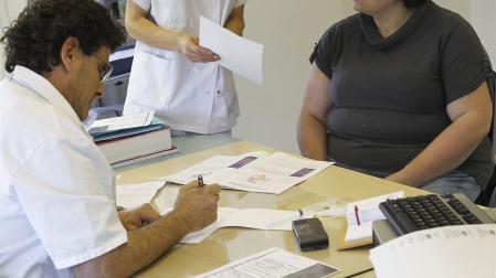 Una persona durante una consulta médica