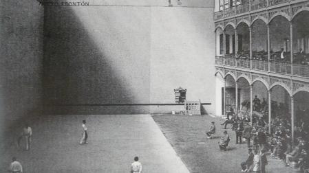 Las películas se proyectaban desde el primer piso del graderío y las sillas ocupaban la cancha donde estaban los pelotaris en los partidos.