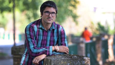 El debutante escritor Asier Pitillas, fotografiado en la Media Luna de Pamplona.
