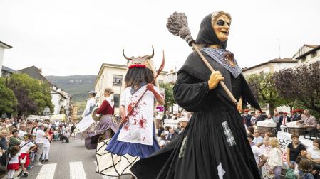 Los gigantes de Alsasua, en la jornada inaugural de fiestas del año pasado.