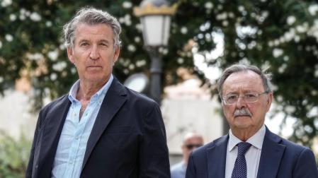 El presidente del PP, Alberto Núñez Feijoó, junto al presidente de la Ciudad Autónoma de Ceuta, Juan Jesús Vivas, durante su encuentro este 19 de agosto en el Palacio Autonómico de Ceuta