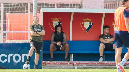 Valentin Rosier siguió el entrenamiento desde el banquillo.