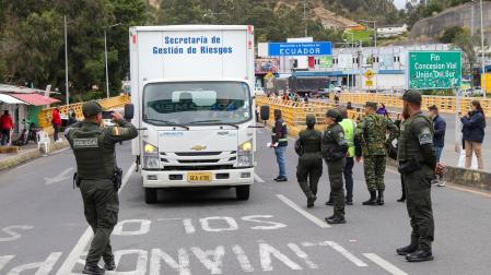 Integrantes de la Policía de Colombia custodian el paso de camiones con doce toneladas de ayuda humanitaria a Colombia