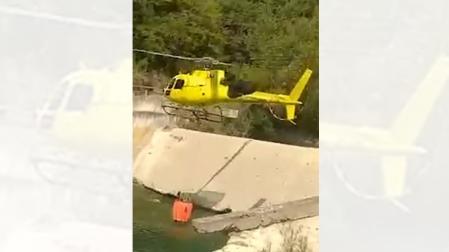 Helicóptero que coge agua del río Esca, en la presa del molino de Garde, durante el incendio de Urzainqui