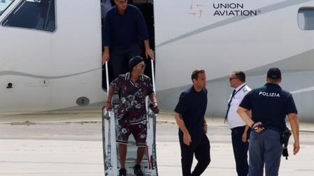 Ronaldinho aterriza en Italia para su presentación como nuevo jugador del Ravenna
