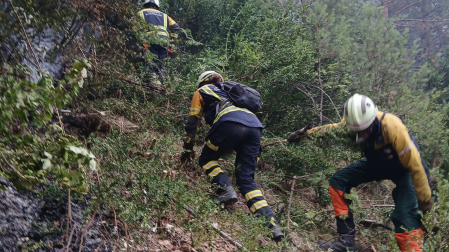 Tres efectivos del despliegue terrestre en las pendientes de la peña Gazpar