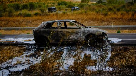 Incendio provocado por un turismo en la Autopista de Navarra