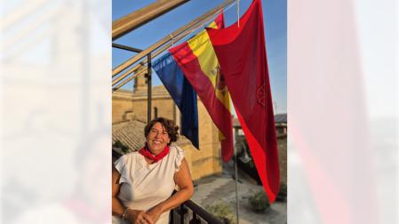 Silvia Arrastia en el balcón de la casa consistorial de Barásoain