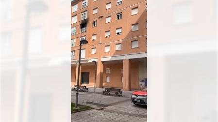 Vídeo del incendio de una vivienda en la plaza Rubén Beloki de Burlada