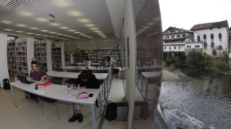 En una imagen de archivo, un grupo de estudiantes prepara sus exámenes en la biblioteca de Baztan.