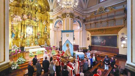 Todos los años, la imagen de la Virgen del Camino sale en procesión desde su capilla, la quinta semana de Pascua