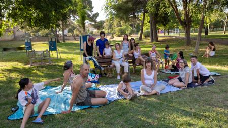 Familias de vecinos disfrutan de una jornada organizada por Reconecta Tudela en el parque Padre Baztán a finales de junio