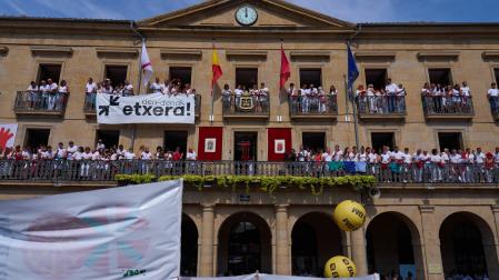 Pancarta en favor de los presos en el balcón del ayuntamiento de Tafalla, una de las denuncias de Covite