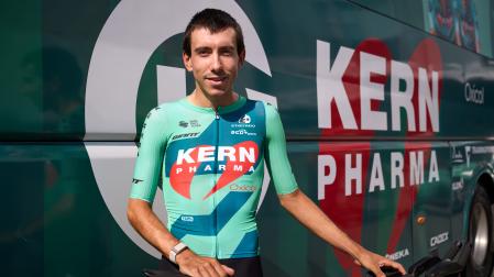 El ciclista de Barañáin Diego Uriarte, junto al autobús del Kern Pharma el martes, antes de salir hacia Mónaco para disputar la Vuelta