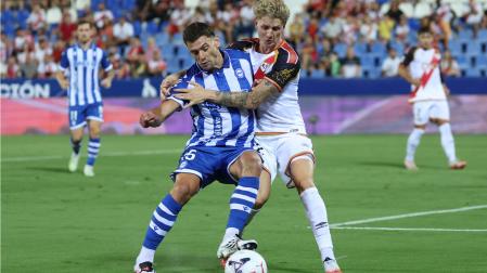 El defensa del Rayo Pelayo Fernández (d) lucha con Lucas Boyé, del Alavés, durante el partido de la segunda jornada de LaLiga que Rayo Vallecano y Deportivo Alavés disputan este jueves en el estadio de Butarque.