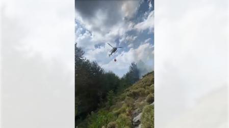 Así trabajando los bomberos desde dentro del incendio de Urzainqui