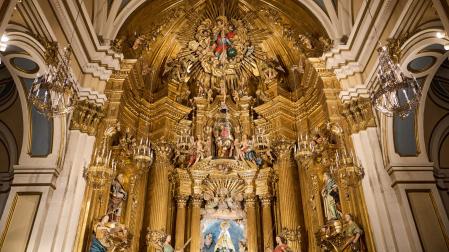 El altar de la capilla de la Virgen del Camino, con la patrona de Pamplona en el centro